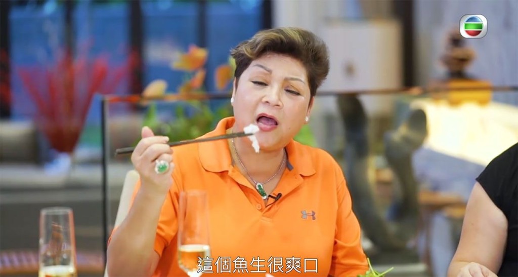 肥媽拍攝節目時即場吃鯇魚刺身。 圖片來源：節目截圖